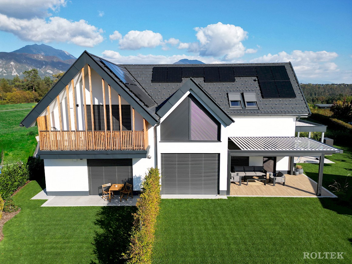 Haus in Slowenien mit funktional ausgestatteten Beschattungssystemen